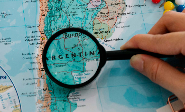 Mapa de  zona de América del Sur con una lupa 