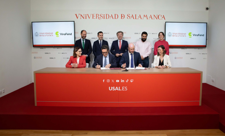 Juan Manuel Corchado y Miguel Ángel Ávila dándose la mano y acompañados por Federico Bueno, Isabel Muñoz, Óscar Lorenzo, Juan Alanís, Arancha Rodríguez y Ángel Canal 