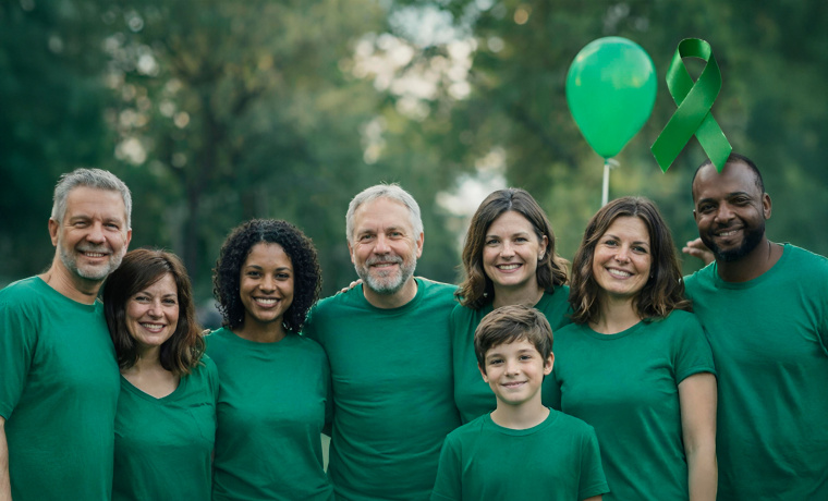 Personas en verde dando visualización del Día Internacional del Colangiocarcinoma 