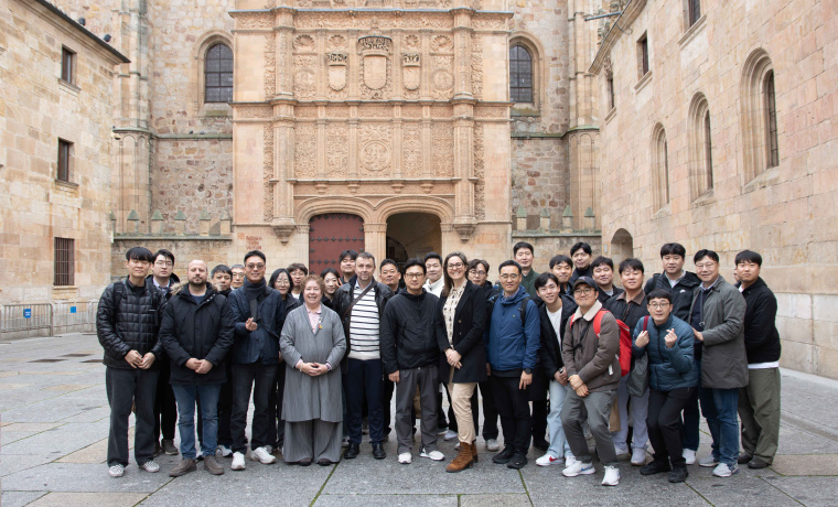 Delegacion de Corea del Sur en la fachada Rica de la USAL 