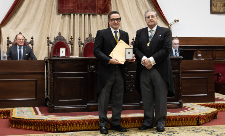 Rector recibe la Medalla de Oro de la Real Academia de Medicina de Salamanca