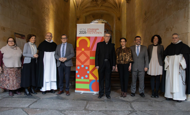 El rector, Juan Manuel Corchado, junto a diferentes autoridades le acompañan en la inauguración del Congreso Internacional del V Centenario 