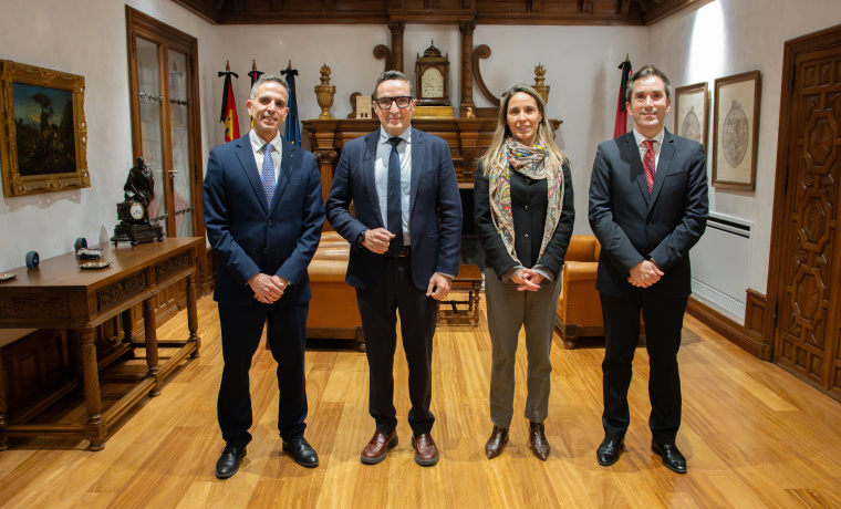 El rector mantiene una reunión de trabajo con la directora general de Inteligencia Artificial