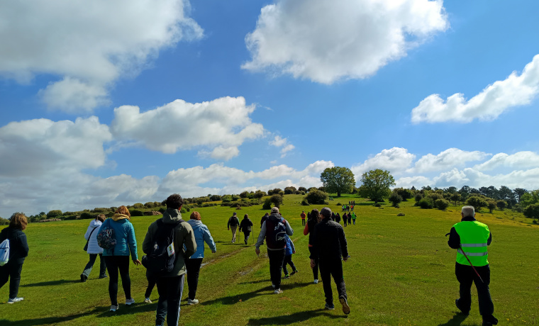 paisaje natural con personas haciendo senderismo 